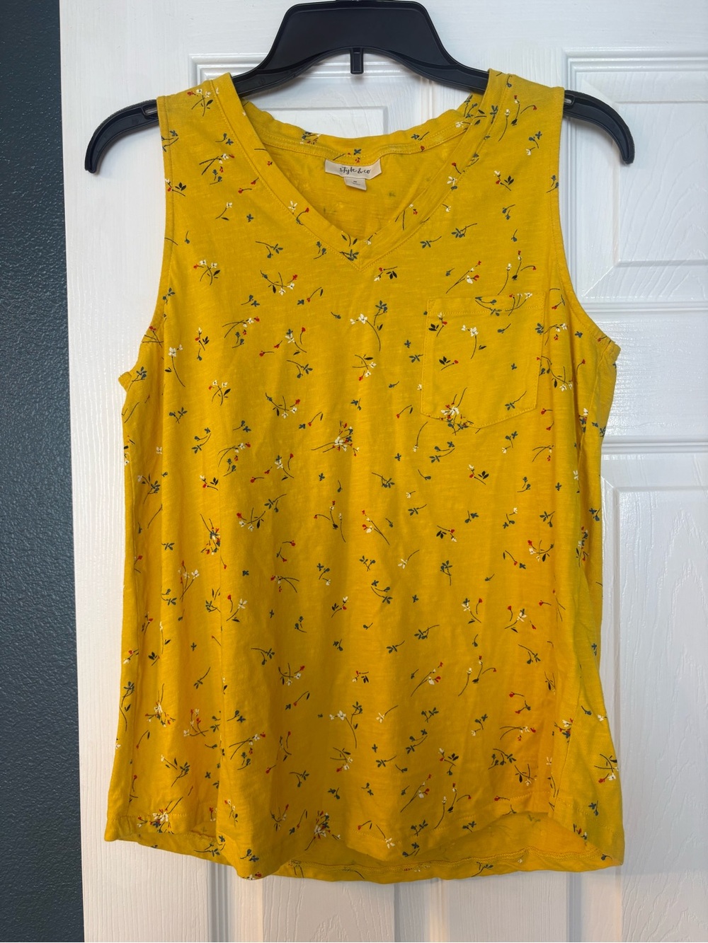 ⭐️5/$15! Style & Co. Yellow Floral V-Neck Tank Top